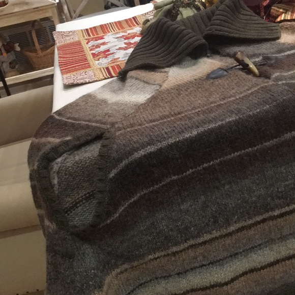 Poncho - Picture 5 of 6